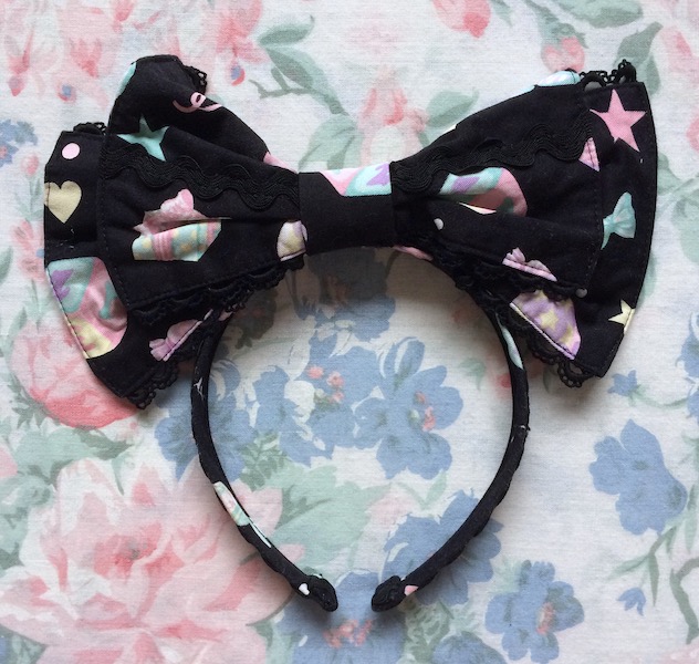black and pink bow