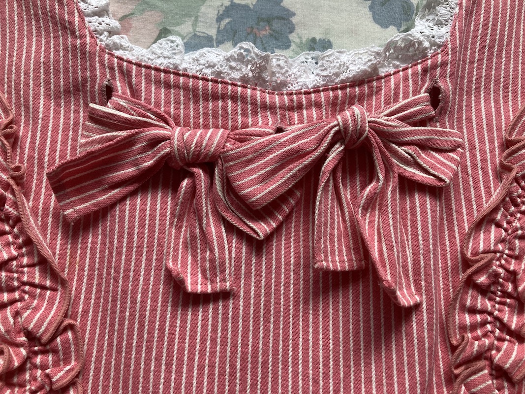 bodice bow detail