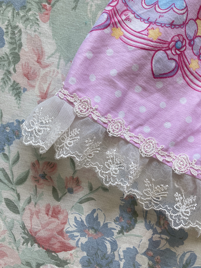  lace hem detail