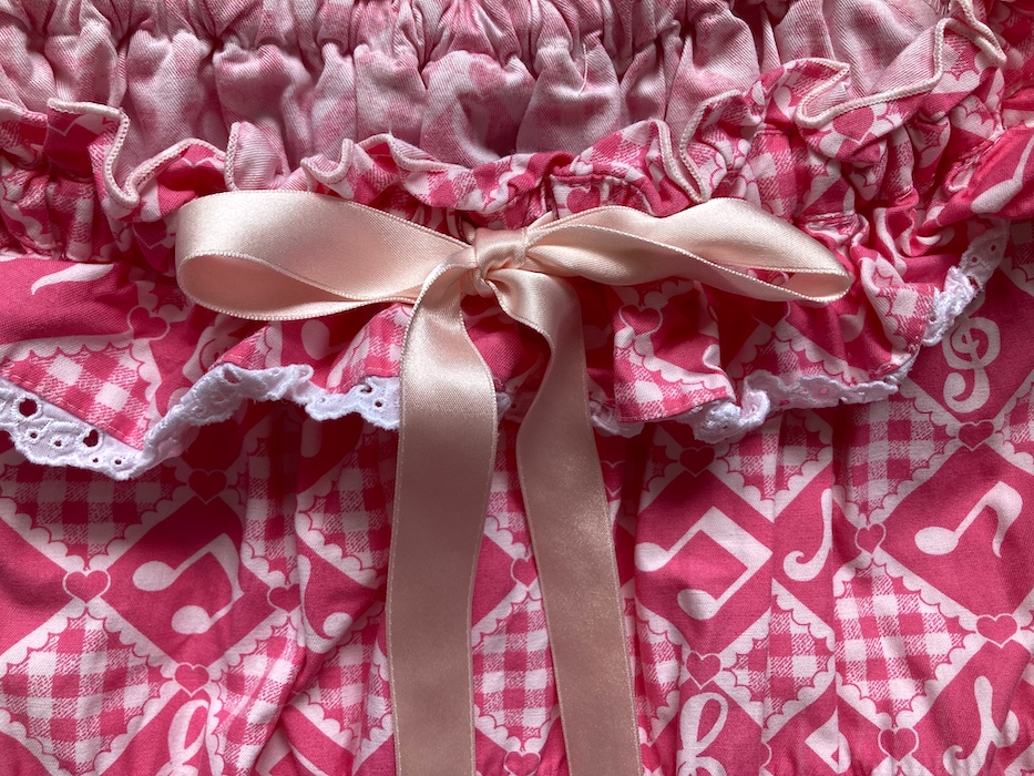 neckline detail