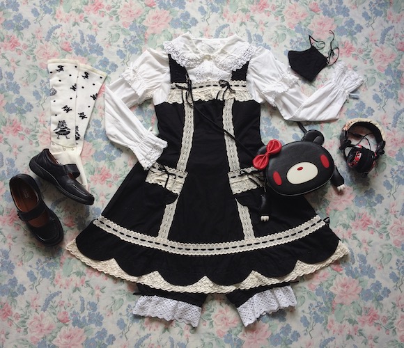 black and white coord with gloomy bag
