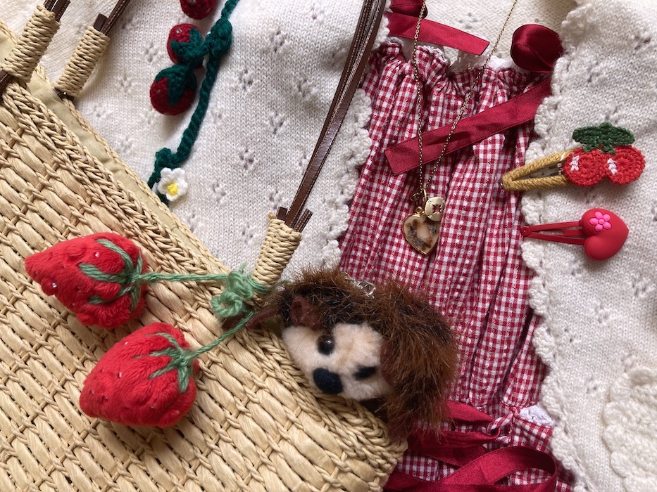 straw bag with strawberries, plush hedghog and accessories