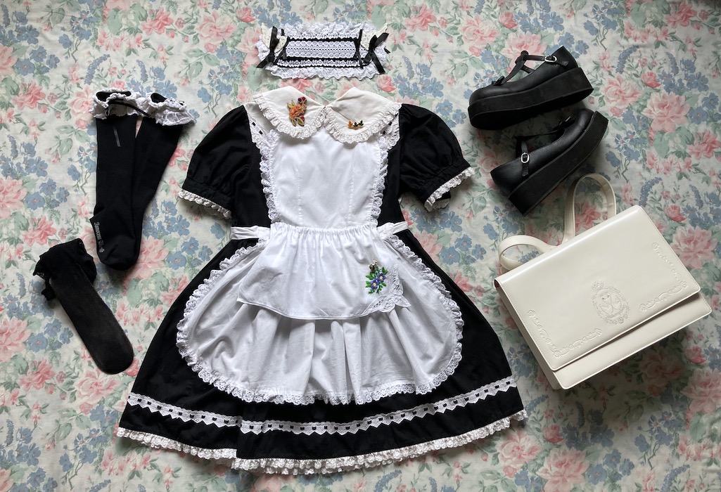 maid coord with autumn brooches